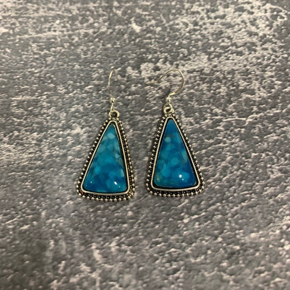 Jewelry - Triangular dangling earrings